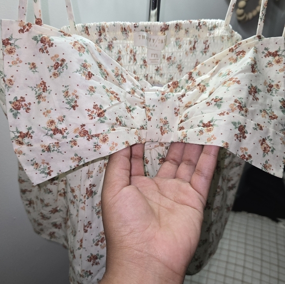 Chic Floral Camisole with Bow Detail - Picture 8 of 9